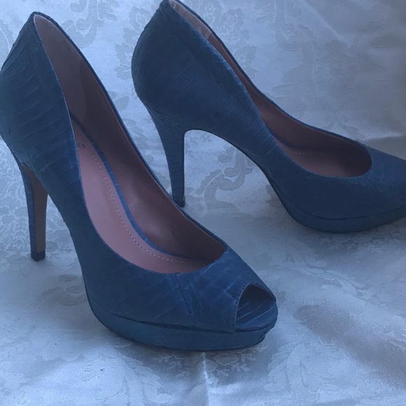 New Vince Camuto textured Leather pumps 8M - Picture 2 of 8